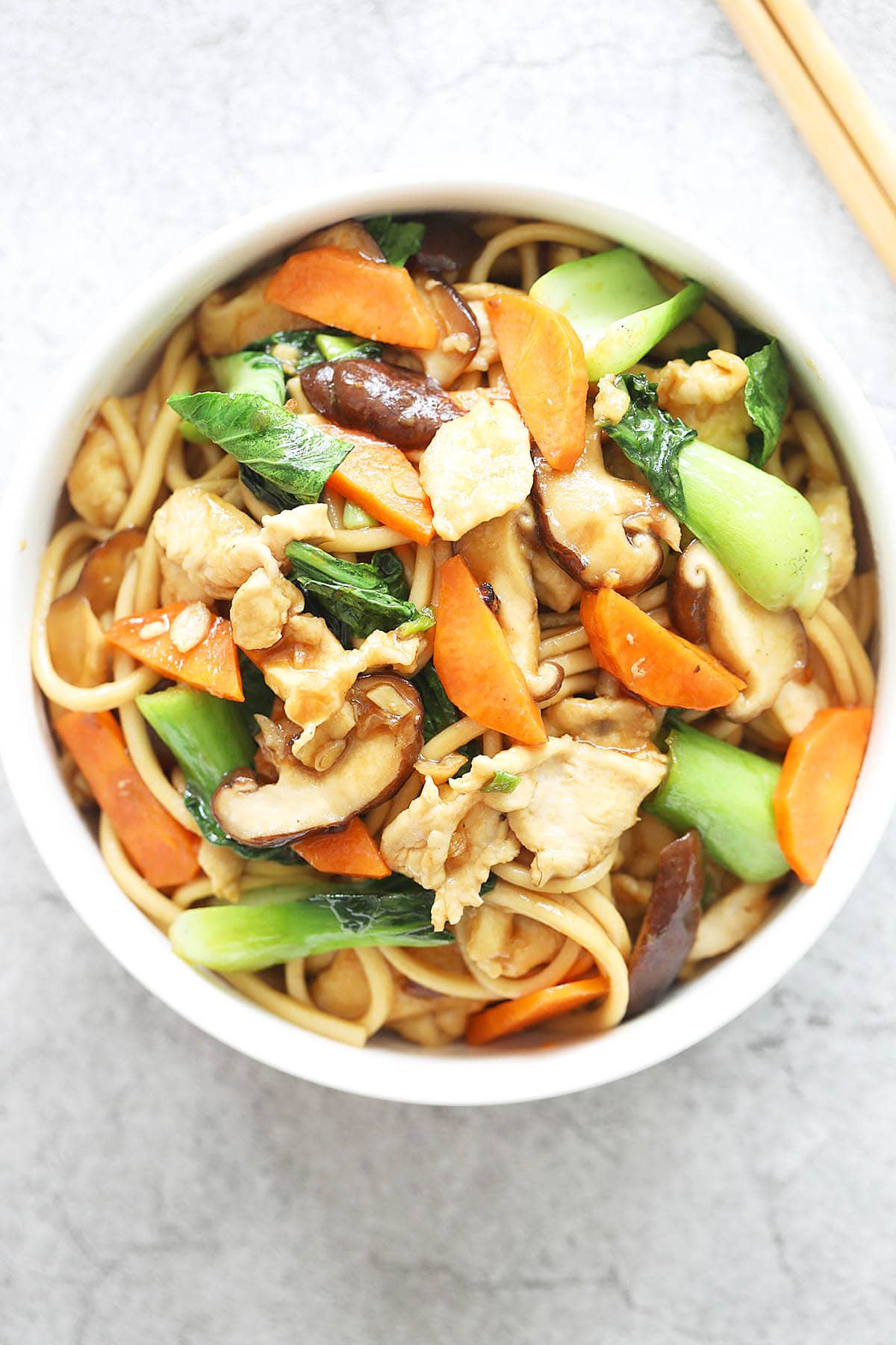 Chicken lo mein served in a bowl.