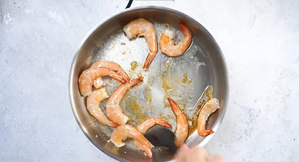 Sauté the shrimp with soy sauce and sugar.